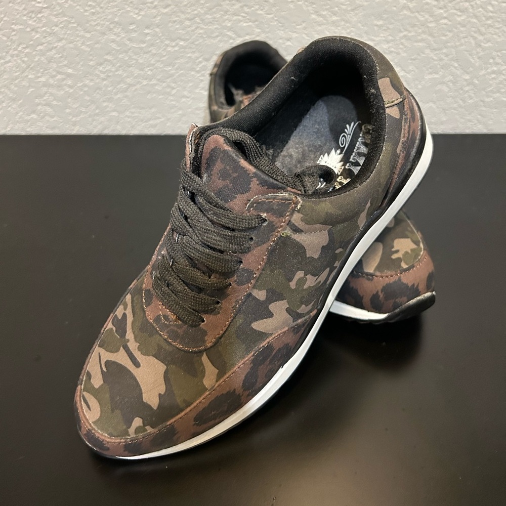 Crazy Train Camo Wild Kicks - new, never worn Size 7